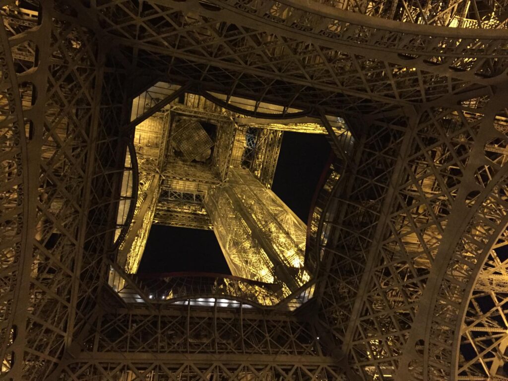 Tour Eiffel di notte vista dal basso 