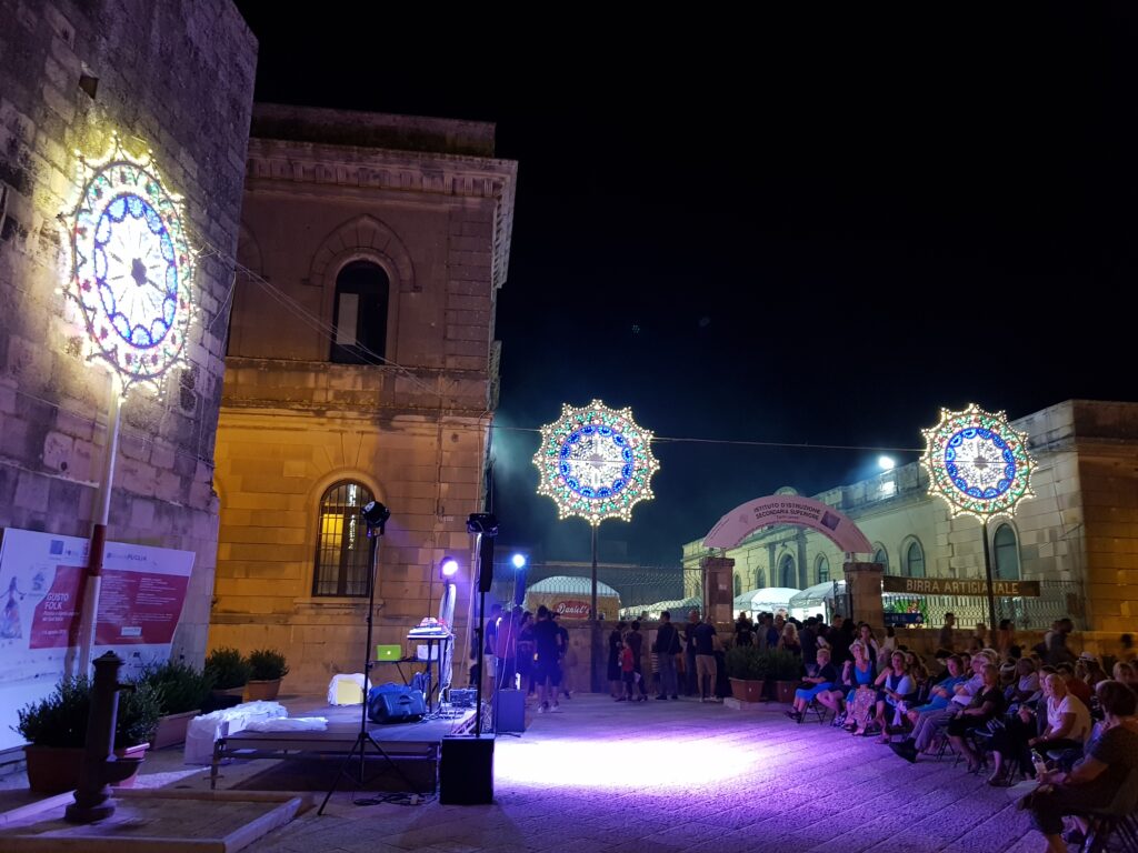 Maglie piazza illuminata in Salento