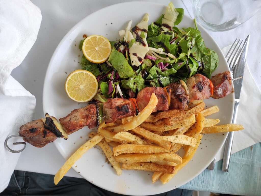 Souvlaky, tra le cose da mangiare in Grecia, uno dei piatti tipici.