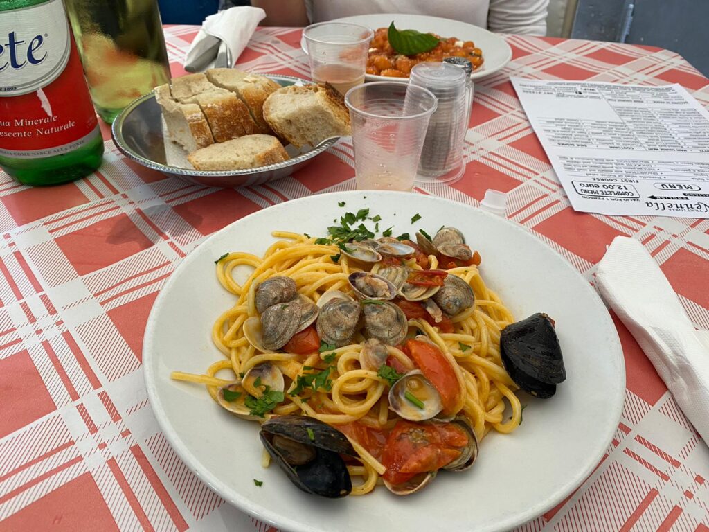 Spaghetti allo scoglio della Trattoria da Nennella a Napoli