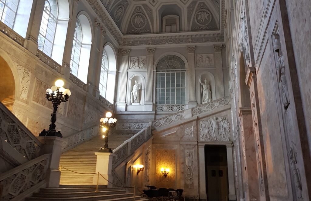 La scalinata d'ingresso del Palazzo Reale di Napoli