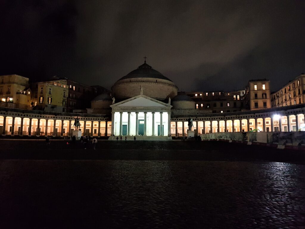 Piazza del Plebiscito illuminata Cosa vedere a Napoli in 3 giorni