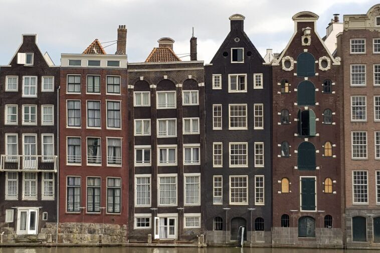 Dancing House storia delle case storte a Amsterdam