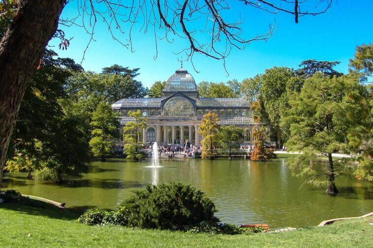 Madrid il Palazzo di Cristallo nel Parco del Retiro