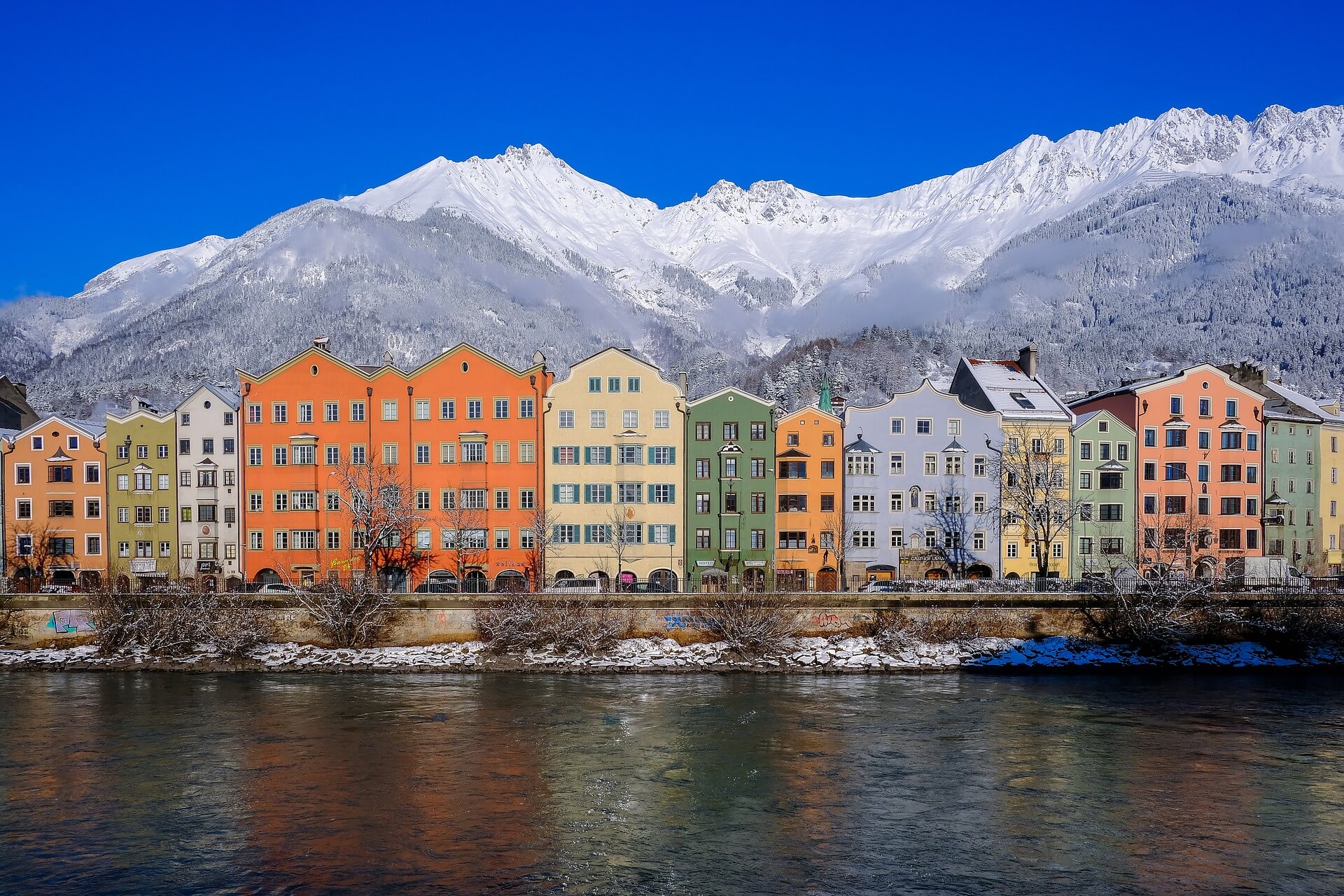 Panorama di Innsbruck da fiume Inn