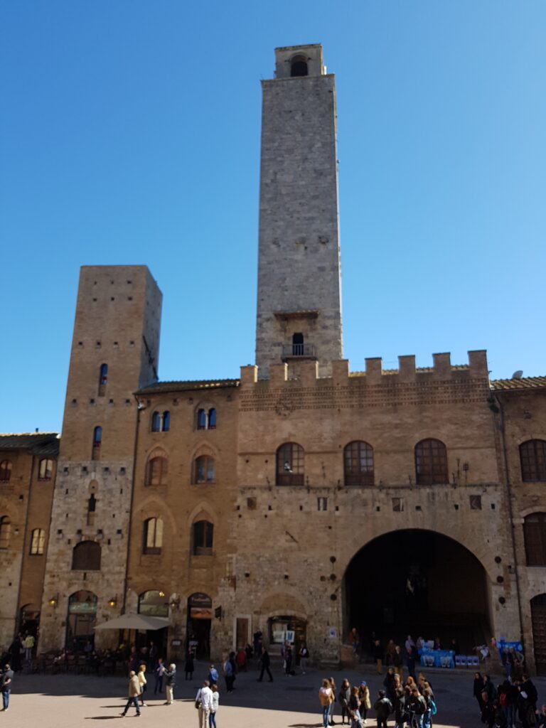 Piazza del Duomo il Palazzo Vecchio del Podestà con la torre Rognosa e la Torre higi San Gimignano