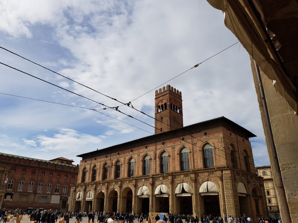 Curiosità da vedere a Bologna: il telefono senza fili sotto al Voltone del Podestà