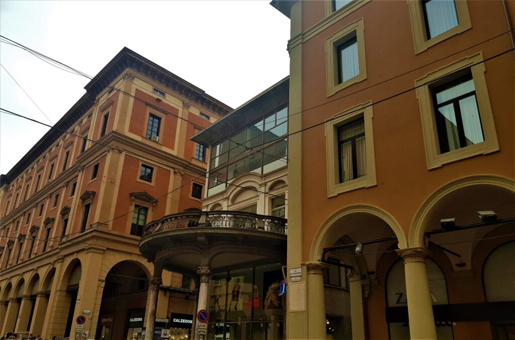 Curiosità da vedere a Bologna: Il balcone in stile liberty di via Indipendenza a Bologna