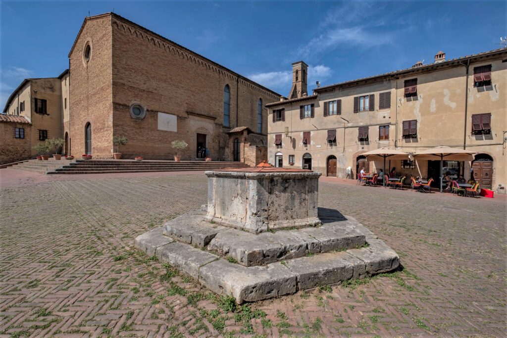 La Chiesa di S.Agostino e il pozzo  a San Gimignano