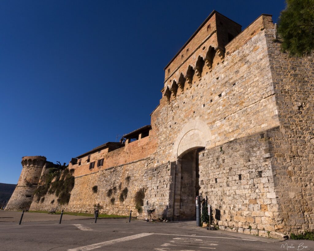 Una delle porte di accesso a San Gimignano e alle mura