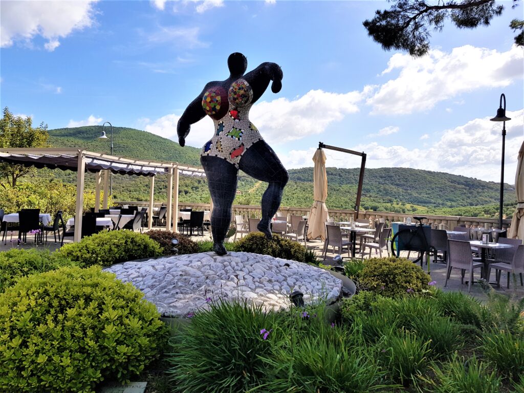 La statua “Nanà Fontaine” in Piazza Belvederea Capalbio