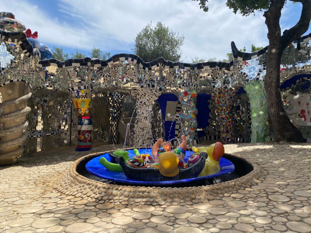 Il cortile interno dell'Imperatore con la fontana delle Nanas