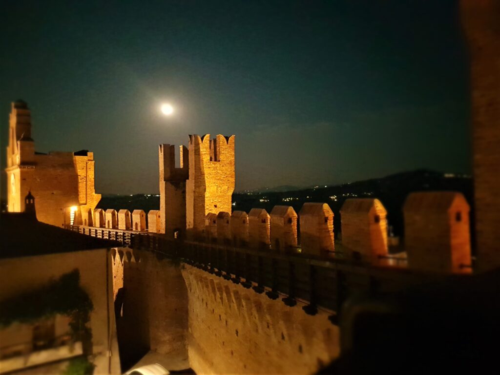 I camminamenti di ronda del Castello di Gradara durante una passeggiata notturna