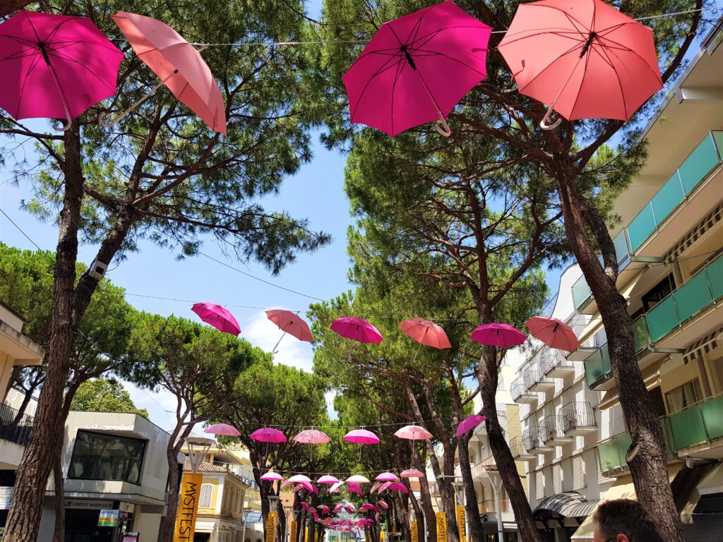 Via Bovio a Cattolica decorata con tantissimi ombrelli colorati