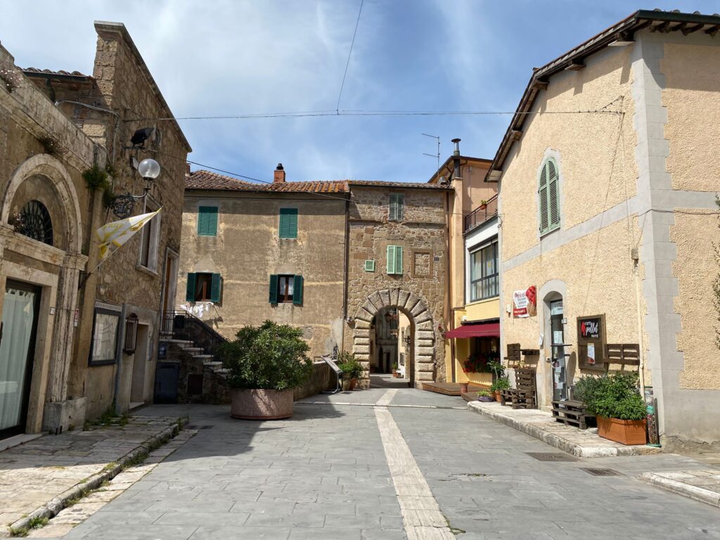 Arco del Ferrini, ingresso al borgo antico di Sorano in Toscana