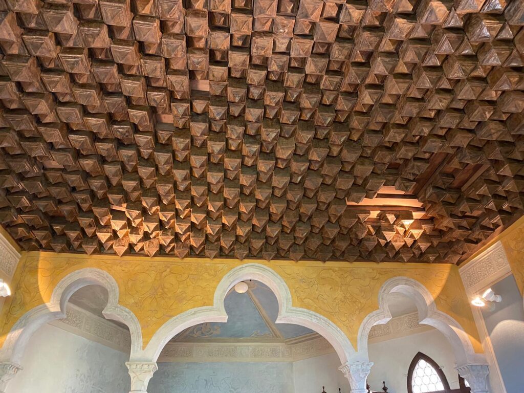 Il soffitto della Sala Rossa a Rocchetta Mattei, sembra realizzato in legno, ma in realtà è costituito da carta di giornale pressata e dipinta.