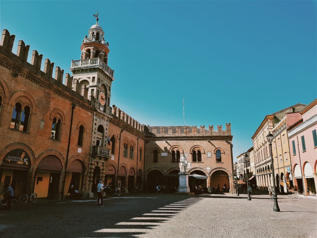 Cosa vedere a Cento : Palazzo del Governatore in Piazza del Guercino