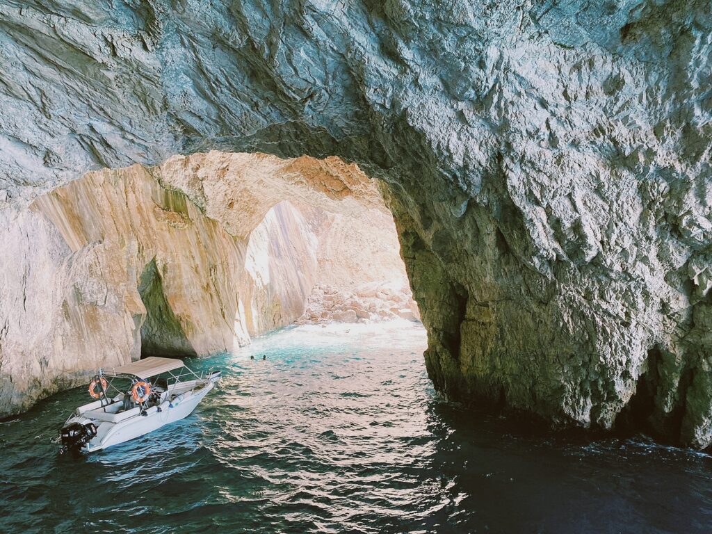 Una delle grotte dell'Isola di Paxos
