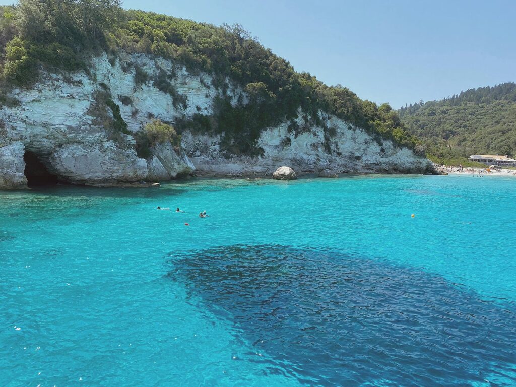 L'acqua della spiaggia di Voutoumi sull'isola di Antipaxos