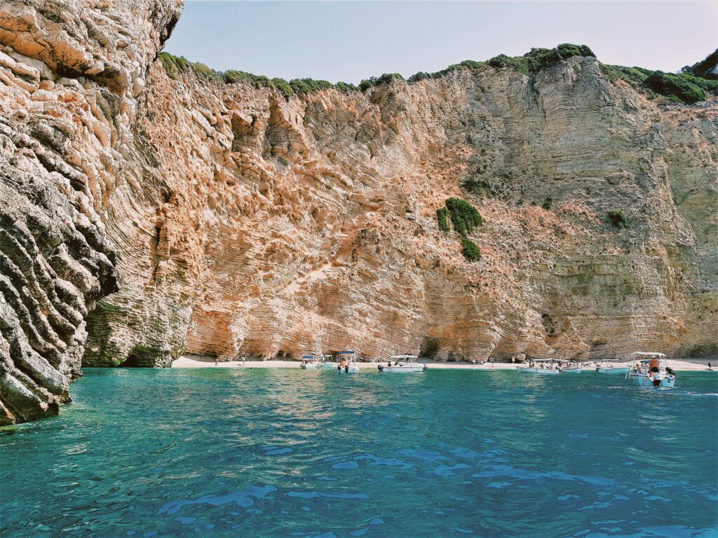 La Paradise Beach a Paleiokastrista , una delle spiagge più belle di Corfù