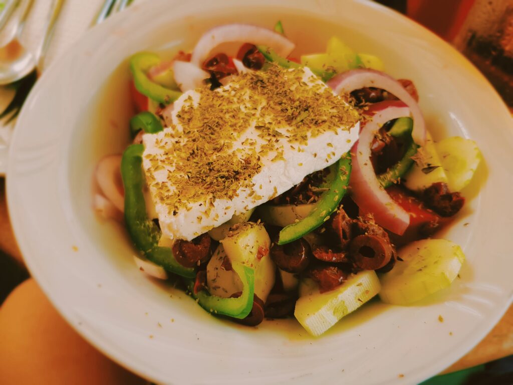 L'insalata greca, uno dei piatti tipici della Grecia