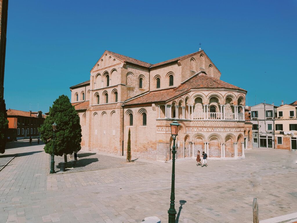 La Basilica dei SS Maria e Donato di Murano nella laguna veneziana