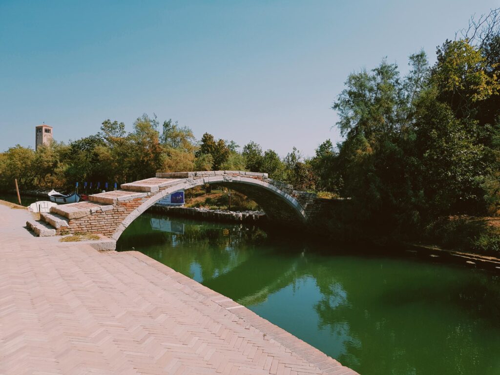 Il ponte del diavolo sull'isola di Torcello nella laguna veneziana