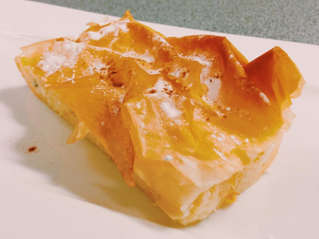 Bougatsa dolce tipico di Corfù a base di crema pasticcera