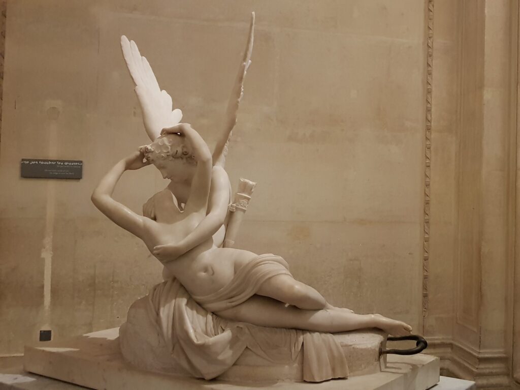 La scultura di Amore e Psiche al Museo del Louvre di Parigi