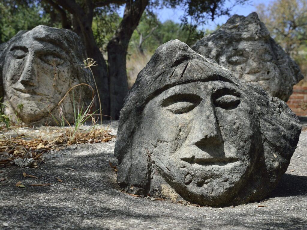 Le teste del Castello Incantato di Filippo Bentivegna, parchi d'arte contemporanea in Sicilia