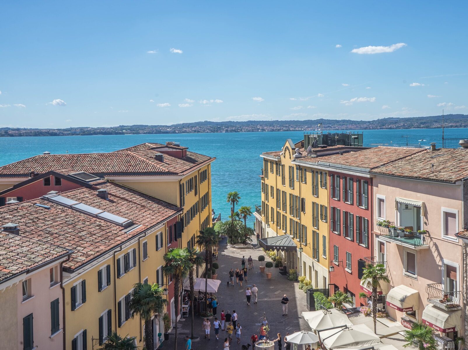 Centro storico di Sirmione con vista Lago di Garda