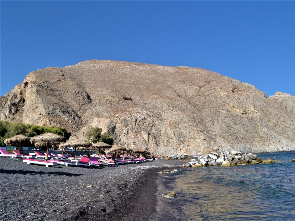 La spiaggia di Perissa a Santorini