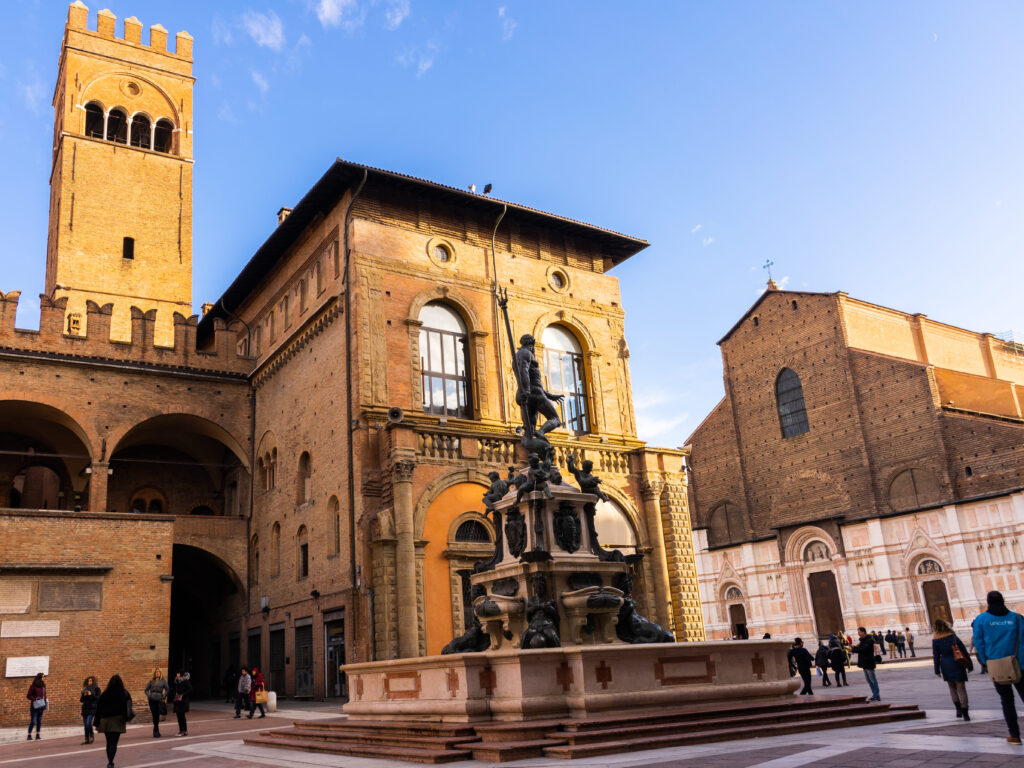I 7 segreti di Bologna, la fontana del Nettuno e l'effetto ottico.