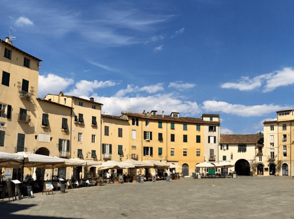 Piazza anfiteatro da vedere a Lucca