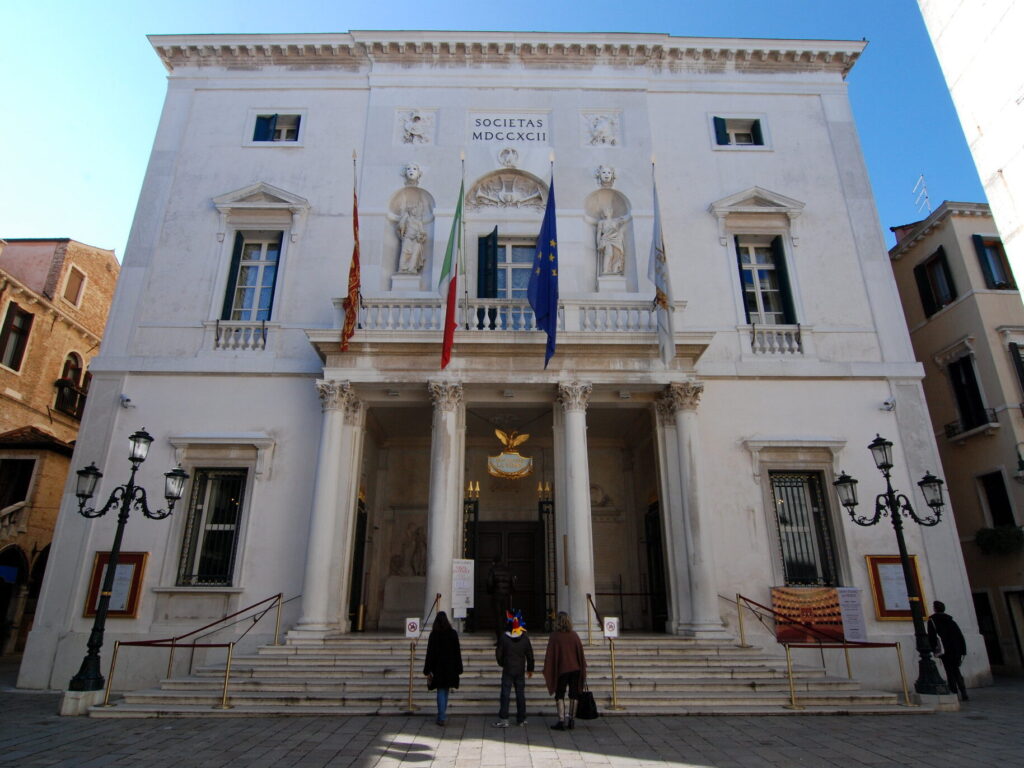 L'ingresso del Teatro la Fenice a Venezia