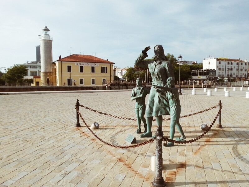 La statua in onore delle Spose dei Marinai a Cesenatico