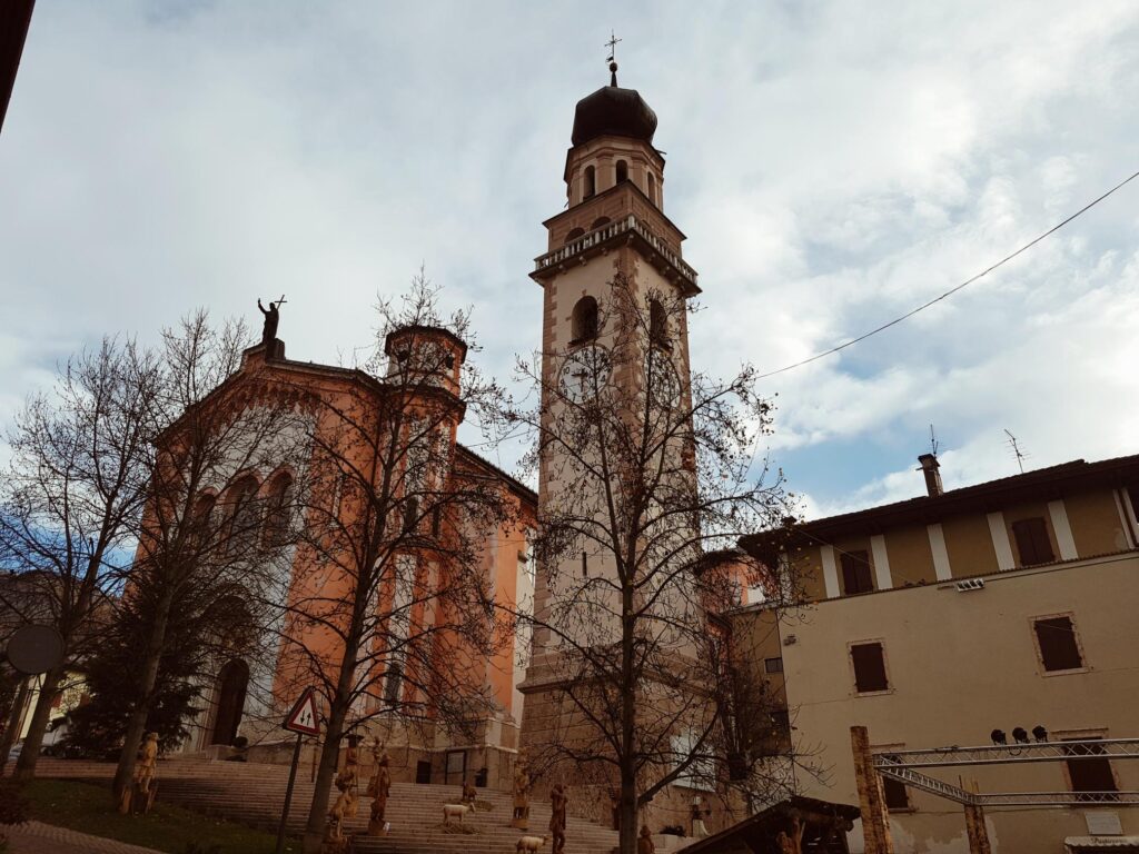 Cosa vedere a Levico Terme: la Chiesa Parrocchiale del Santissimo Redentore e il centro storico