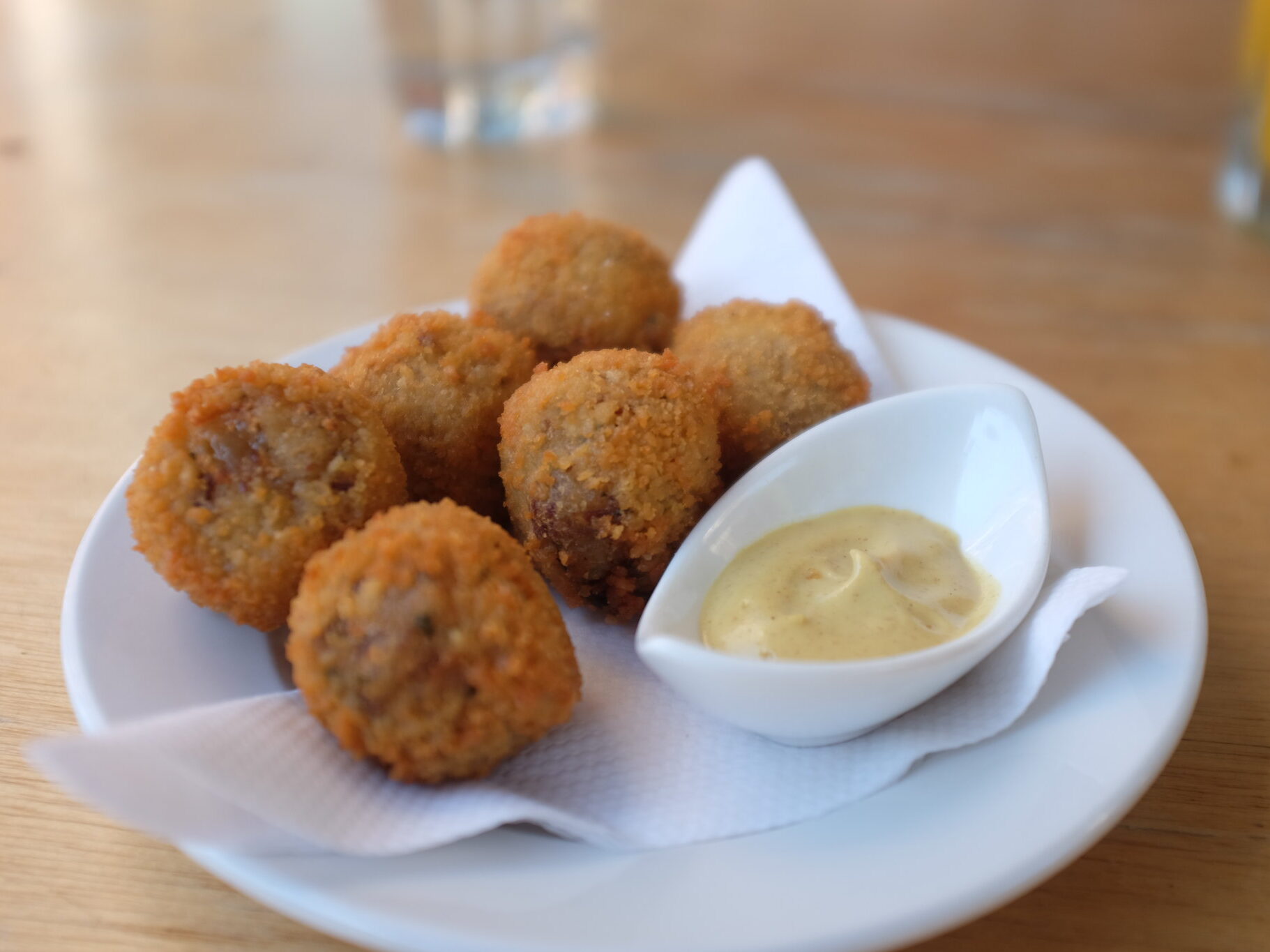 COsa mangiare ad Amsterdam: le polpette di carne lessa (bitterballen) 