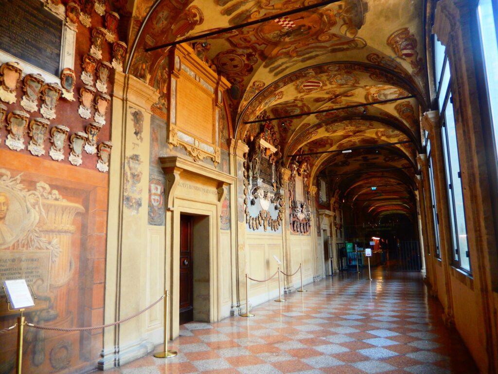 Interni del Palazzo dell'Archiginnasio, una delle cose da vedere a Bologna in un giorno