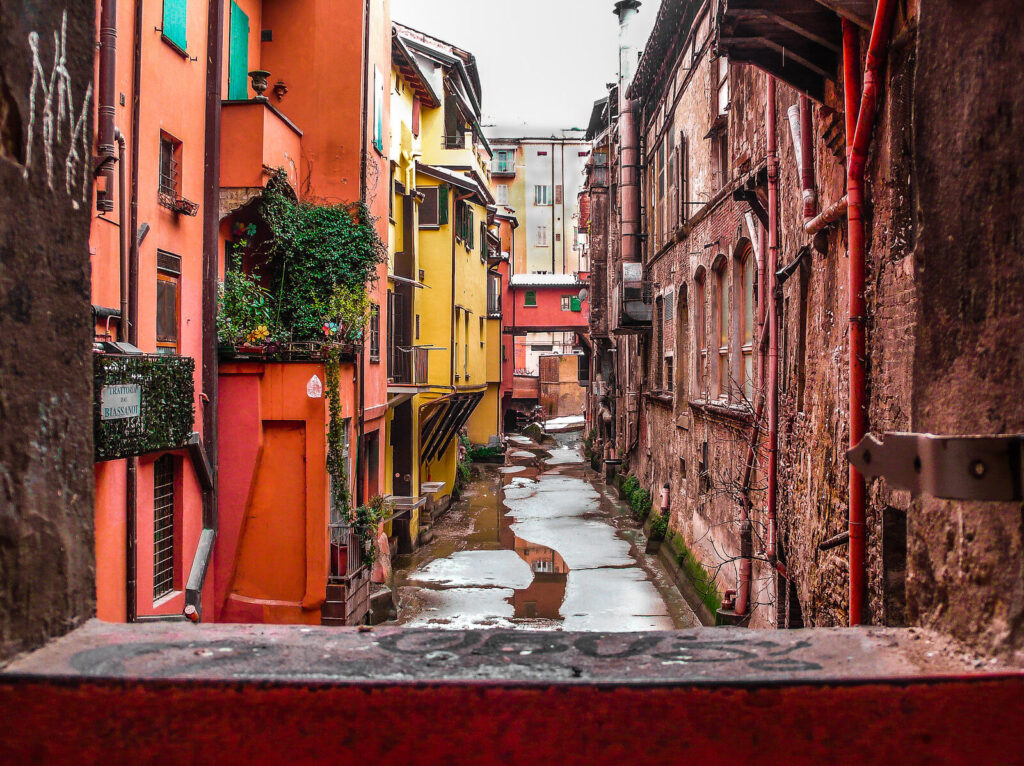 Vista dalla finestrella di Via Piella, cosa vedere a Bologna in un giorno