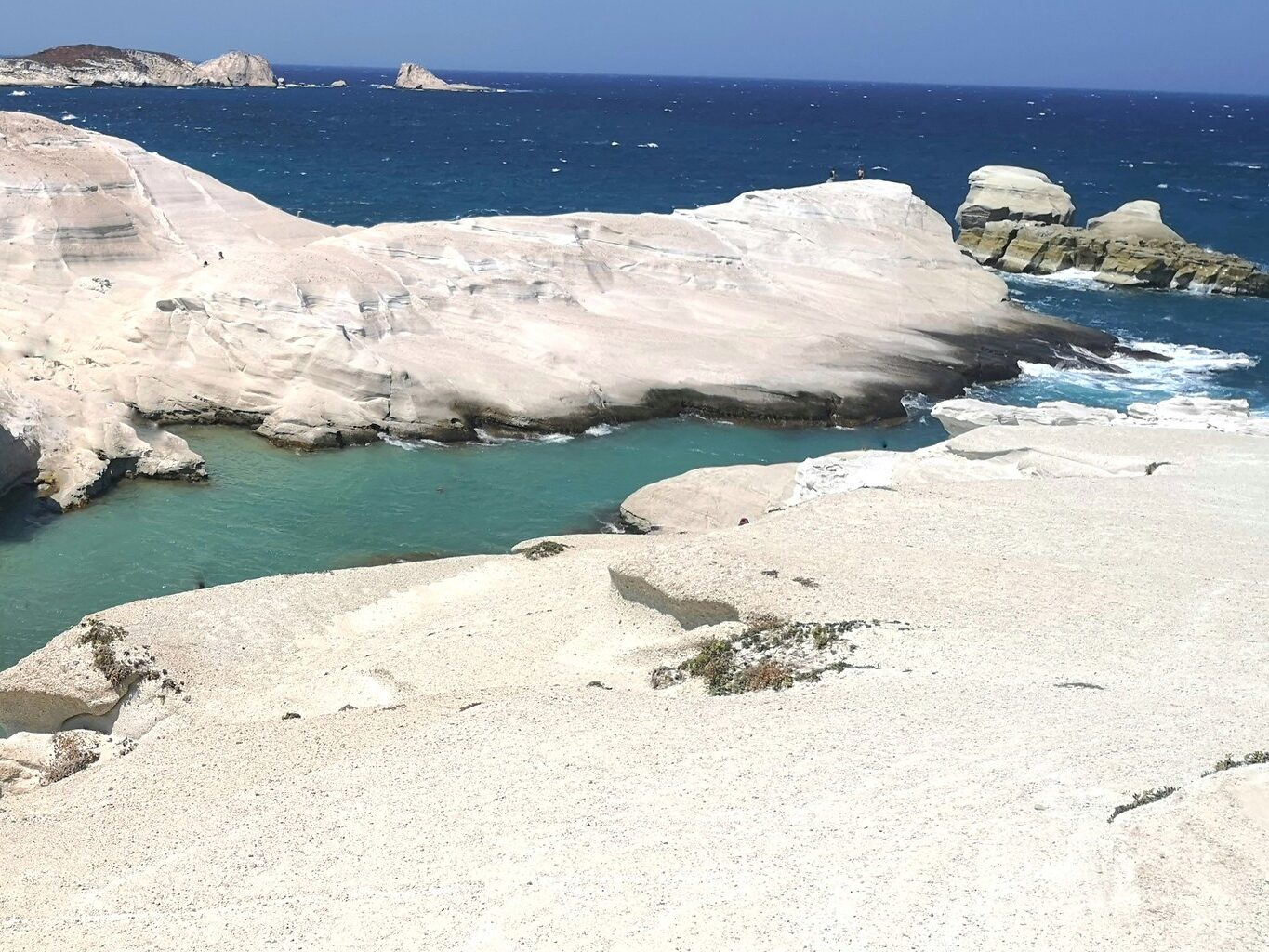 Isole  vicino Santorini:  la spiaggia di Sarakiniko sull'isola di Milos 