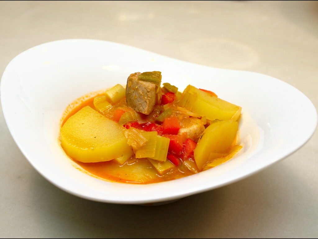 La tipica zuppa di tonno e patate si Santander, il marmitako