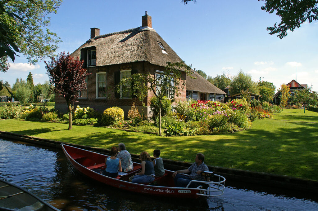 Gita in barca sui canali di Giethoorn in Olanda