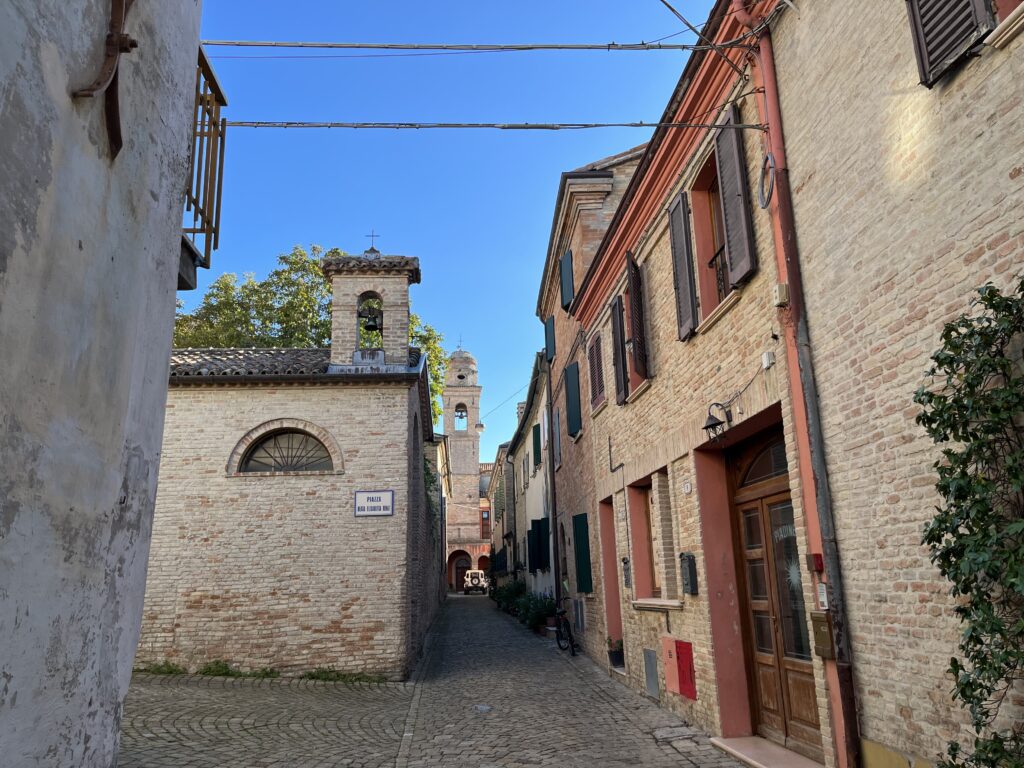 Via Pierino Albini e il campanile del convento dei Gerolomini a Saludecio