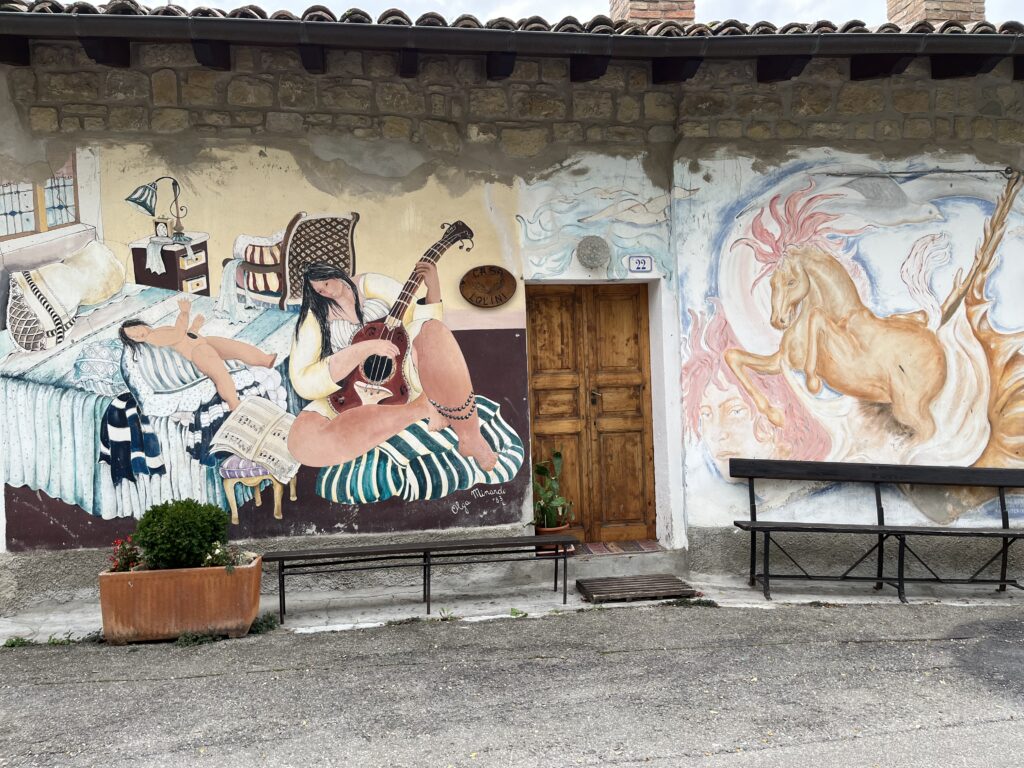Città dei murales di  Lavacchio - dipinto su una delle abitazioni  - Photo by @unviaggioinmente