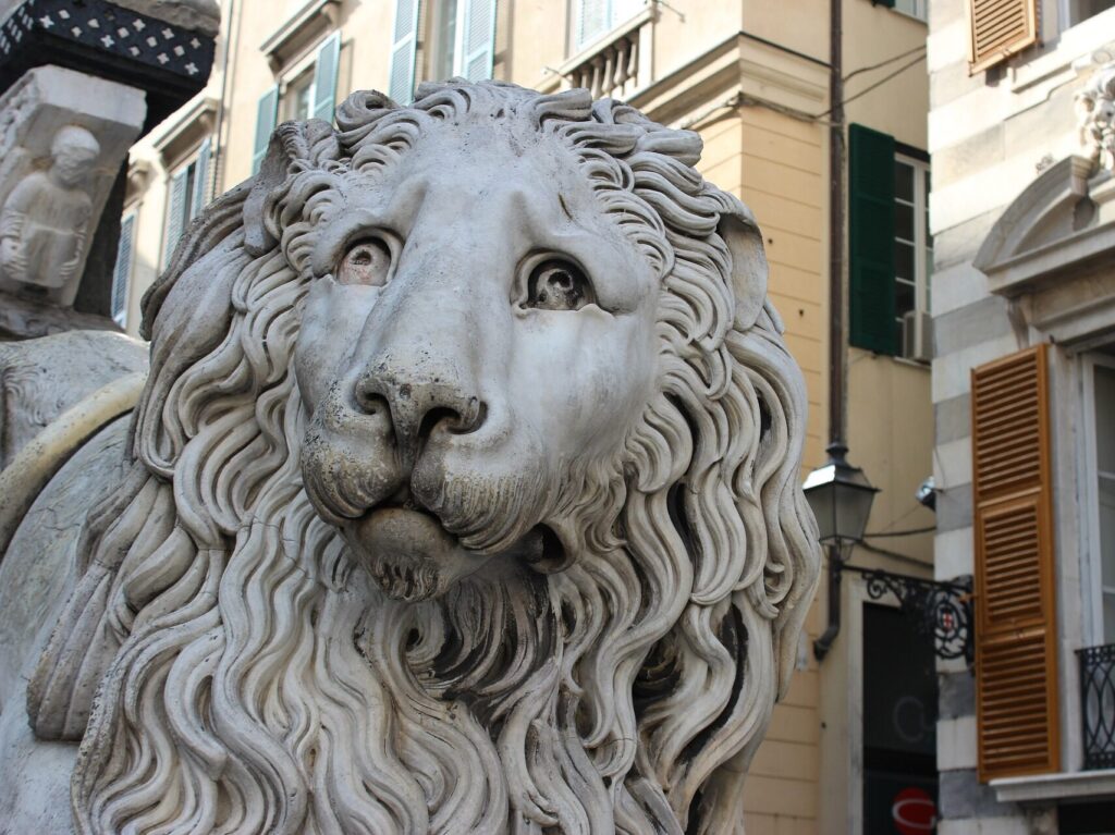 Cosa vedere a Genova i leoni di pietra della Cattedrale di San Lorenzo