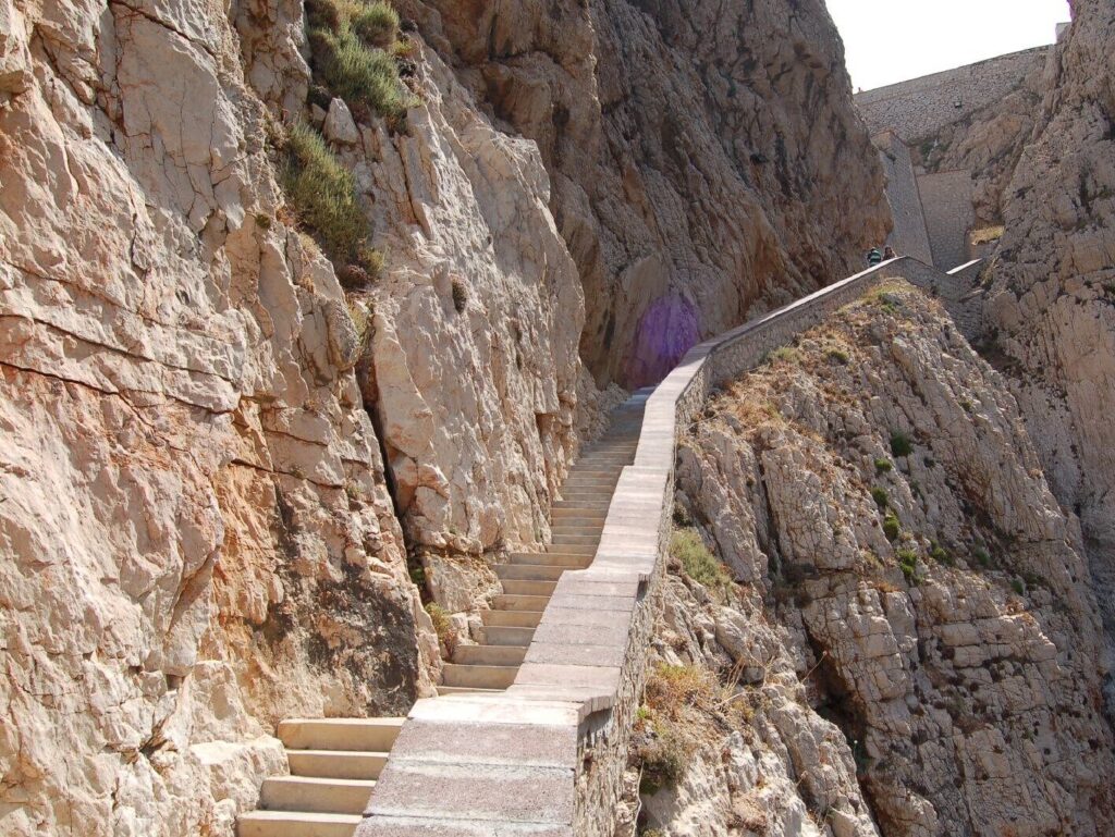 La Scala del Capriolo per raggiungere a piedi le Grotte di Nettuno