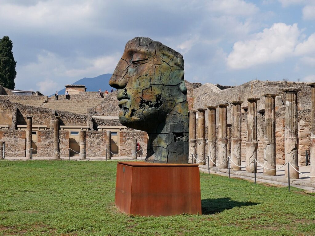 Statua all'interno di scavi archeologici