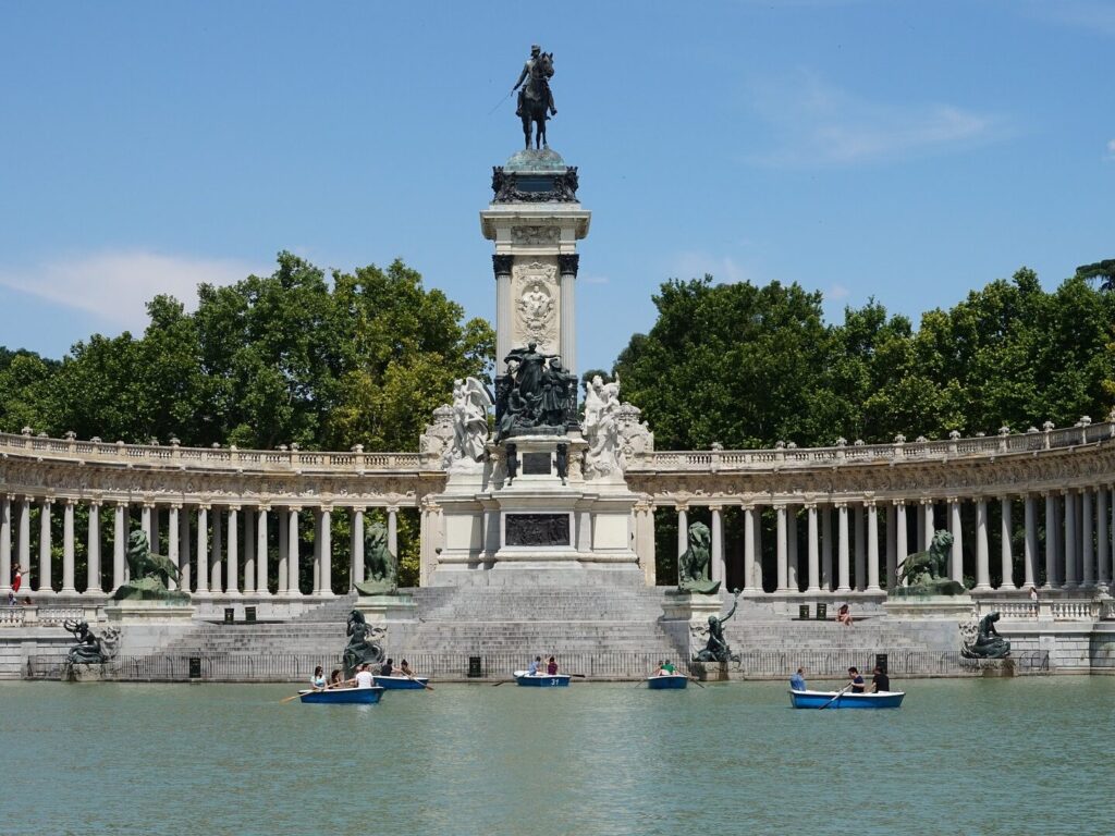 Il monumento ad Alfonso XII di fronte al Lago Grande