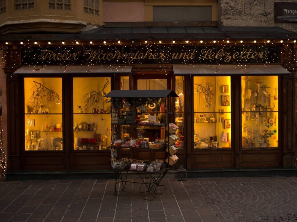 Vetrina decorata per i mercatini di Natale di Innsbruck